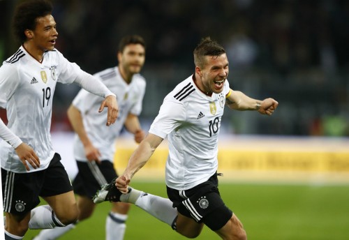 Podolski và niềm vui khi ghi bàn cuối cùng cho đội tuyển Đức.