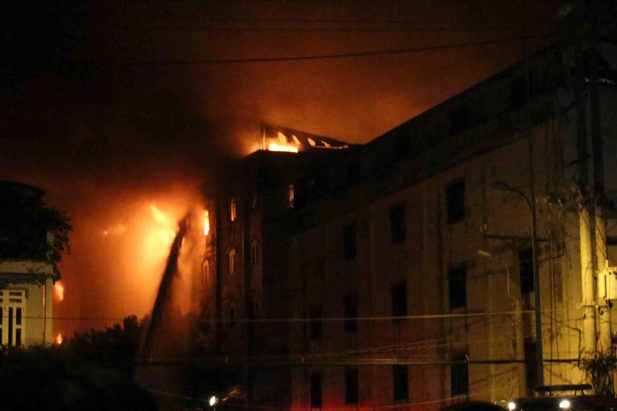 Ngọn lửa bùng phát trở lại ở công ty may khiến chính quyền phải sơ tán 500 hộ dân