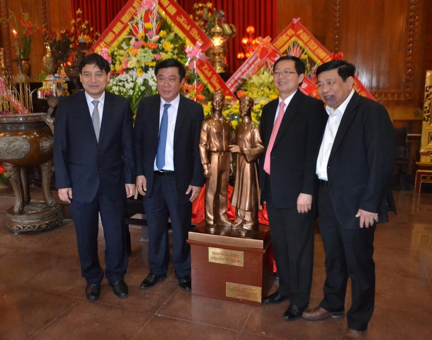 Lãnh đạo tỉnh Bình Định trao tặng Nghệ An tượng mô phỏng “Cụ phó bảng Nguyễn Sinh Sắc và Nguyễn Tất Thành”.