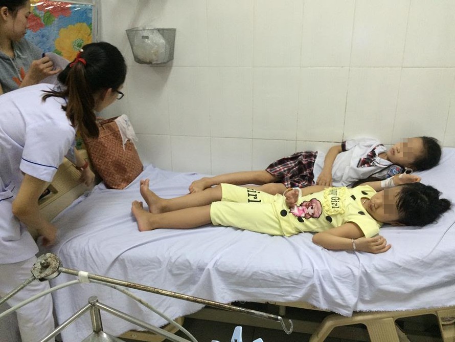 Các em học sinh nhập viện với triệu chứng đau bụng, buồn nôn. 
