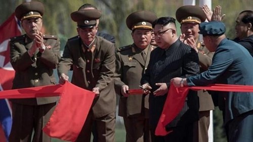 Nhà lãnh đạo Triều Tiên Kim Jong-un tham dự buổi lễ khánh thành khu phố Ryomyong. Ảnh: AFP 