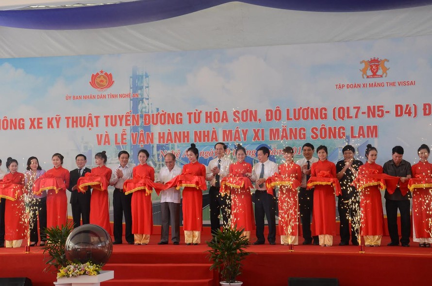 Chủ tịch nước Trần Đại Quang cùng với các đại biểu cắt băng tại lễ thông xe.