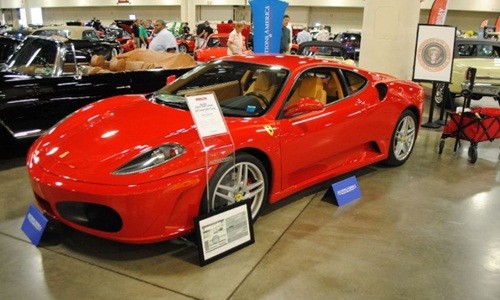 Chiếc Ferrari của tổng thống Mỹ Donald Trump được bán đấu giá tại thành phố Fort Lauderdale, bang Florida, hôm 1/4. Ảnh: AFP