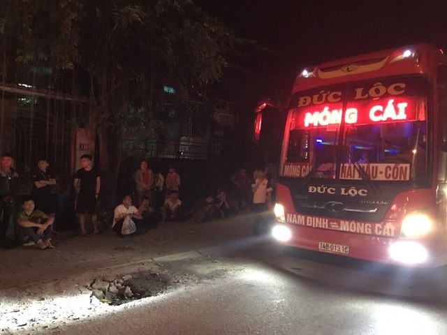 Dù chạy trong đêm nhưng chiếc xe nhồi nhét khách này không qua mặt được lực lượng CSGT Quảng Ninh (ảnh CSGT cung cấp)
