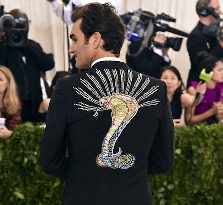 Federer gây sốc với chiếc áo vest in hình rắn hổ mang