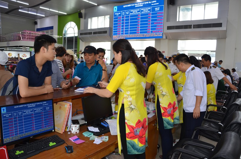 Điều chỉnh giá dịch vụ hành khách qua cảng Tuần Châu