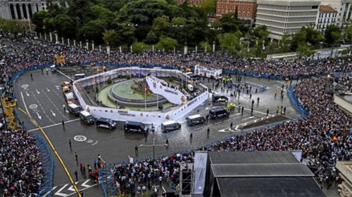 Quảng trường Cibeles là nơi tụ họp mỗi khi ăn mừng của CĐV Real. 