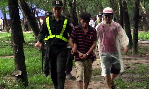 Cảnh sát đột kích 'casino' trong rừng cao su