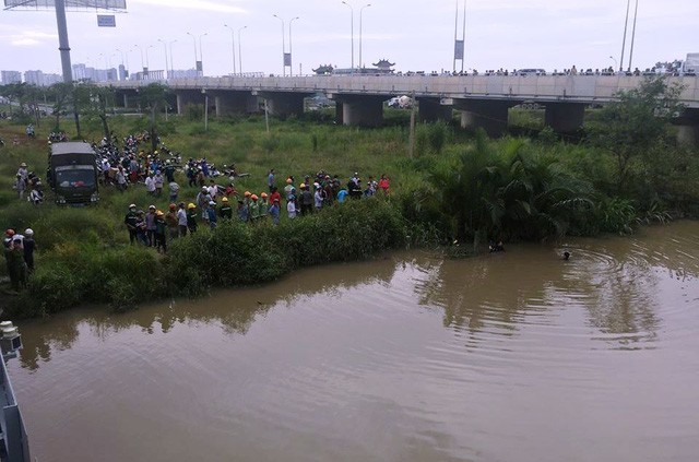 Hiện trường khu vực sông Ông Cày (cạnh tuyến đường cao tốc HLD), nơi xảy ra tai nạn đuối nước.