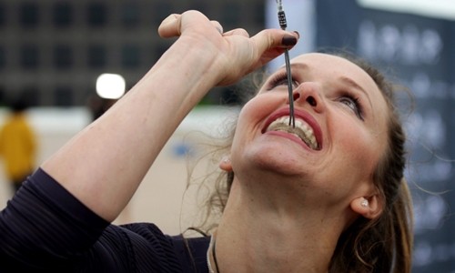 Người phụ nữ dùng răng treo mình ở độ cao 90m