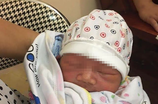 Cháu bé sơ sinh bị bỏ rơi trong xe ta xi Hiếu Hồng vào tối 17/6/2017. (Ảnh do hãng ta xi Hiếu Hồng cung cấp). 