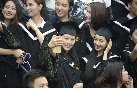 Học viên trong lễ tốt nghiệp Học viện điện ảnh Bắc Kinh. Ảnh: DF.