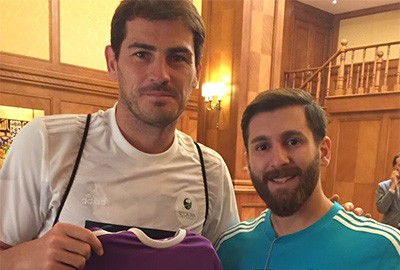 Casillas rất vui vẻ khi giao lưu với "Messi" phiên bản Iran. 
