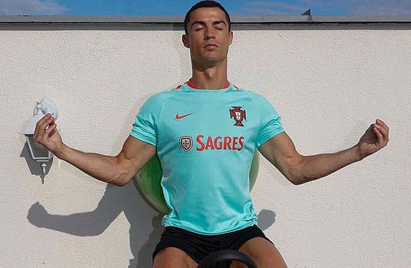 Ronaldo bất ngờ đổi tính, bày tượng Phật, tập ngồi thiền
