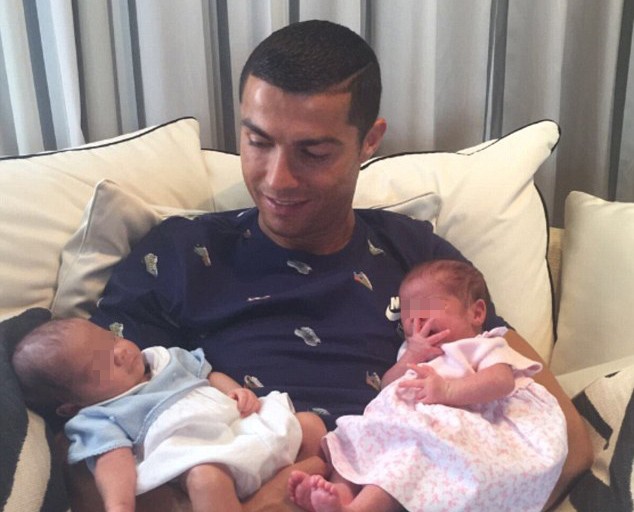 Ronaldo hí hửng khoe 'hai tình yêu mới'