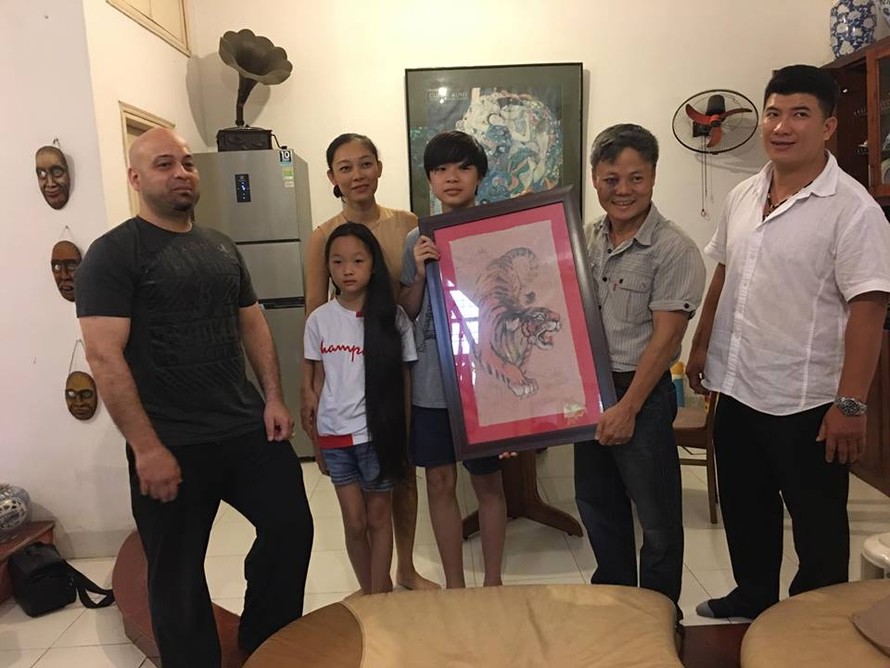 Pierre Francois Flores tặng võ sư Bảo Châu bức tranh "Mãnh Hổ"