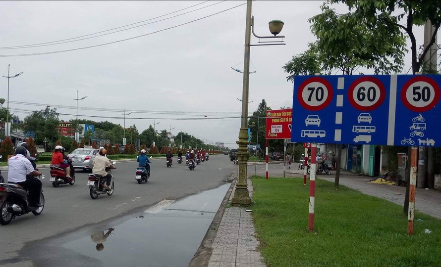 Bảng báo tốc độ tối đa khu vực gần cầu Bình Thủy 2, đường Võ Văn Kiệt