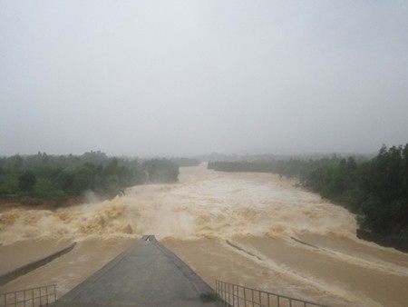 Hồ thủy lợi lớn nhất Nghệ An đã xả lũ.