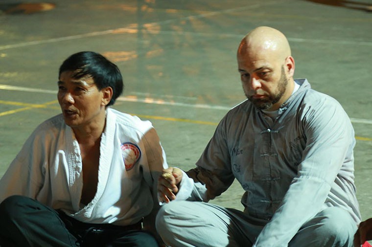 Chưởng môn hệ phái Karate Shorin-ryu Cù Mai Công và võ sư Francois Flores trong buổi giao lưu. Ảnh: Vothuat.vn