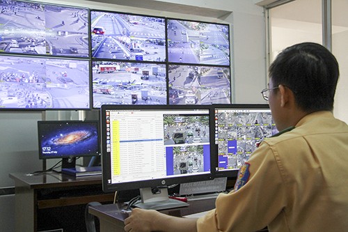 Cảnh sát giao thông Đà Nẵng theo dõi các xe vi phạm qua hệ thống camera. Ảnh: Nguyễn Đông. 