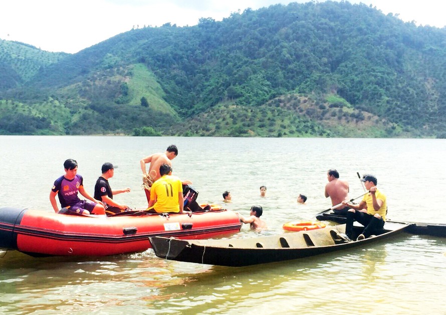 Lực lượng cứu hộ tìm thấy thi thể hai nạn nhân ở cách vị trí lật thuyền không xa.