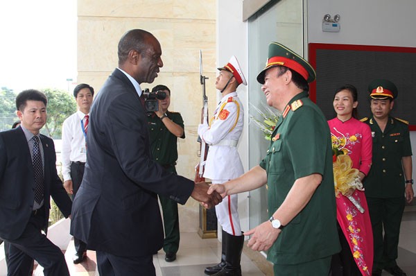 Thượng tướng Phạm Ngọc Minh đón Thủ tướng Mozambique đến thăm Ủy ban Quốc gia Ứng phó sự cố, thiên tai và tìm kiếm cứu nạn Việt Nam 