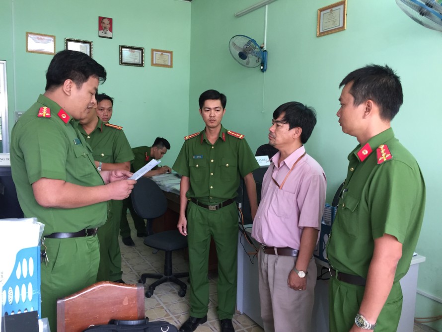 Cơ quan công an đọc lệnh bắt tạm giam đối với ông Trần Tuấn Kiệt