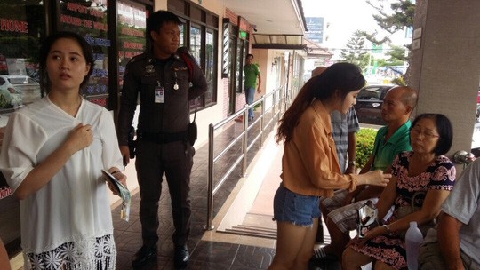Cảnh sát Thái Lan làm việc với đoàn du khách du lịch Việt bị bỏ rơi. Ảnh: Người Lao Động
