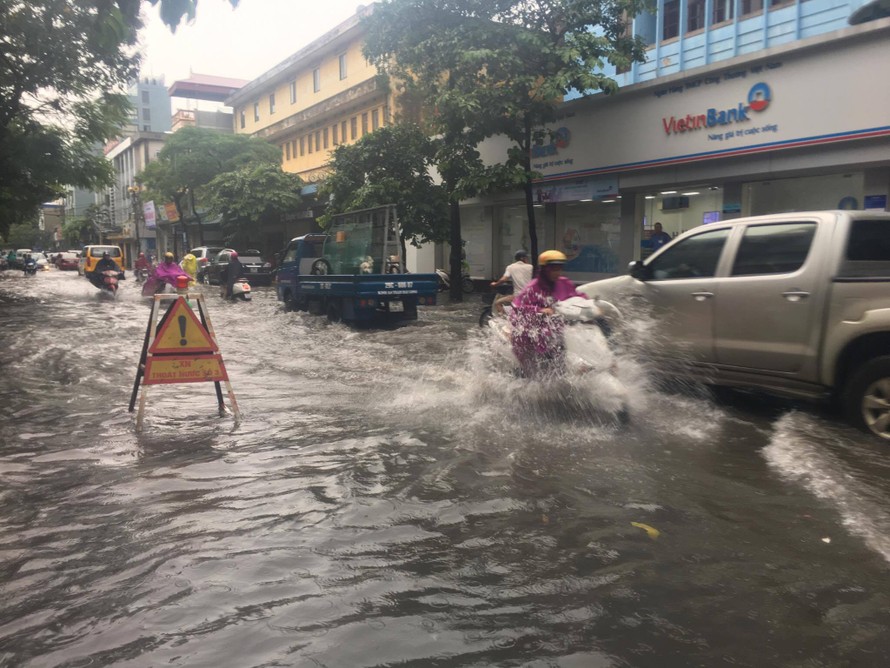 Phố ở Hà Nội biến thành... 'sông' sau cơn mưa lớn