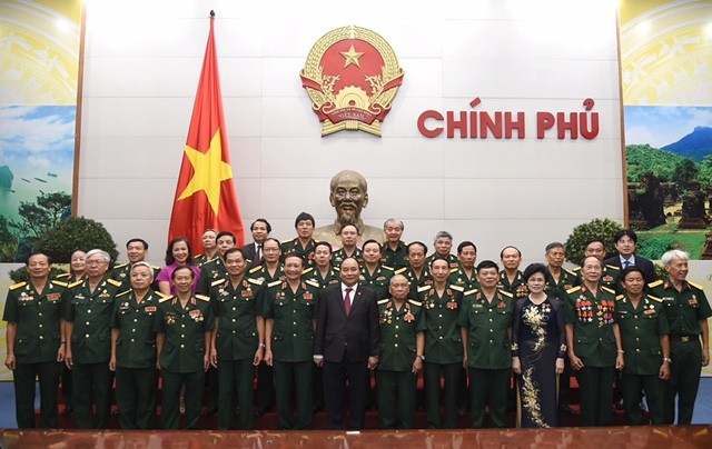 Thủ tướng Nguyễn Xuân Phúc và đại diện Hội truyền thống Trường Sơn-Đường Hồ Chí Minh.
