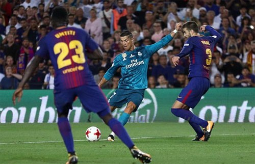 Ronaldo ghi bàn vào lưới Barca trước khi phải nhận hai thẻ vàng.