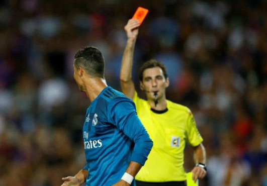 Ronaldo có hành vi không đúng mực với trọng tài sau khi nhận thẻ đỏ
