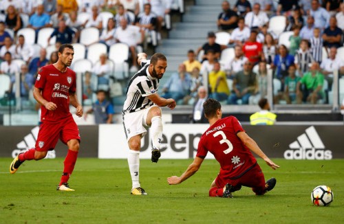 Higuain ghi bàn ấn định chiến thắng 3-0 cho Juve.