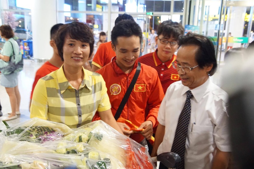 Minh Nguyệt cùng đại diện VFF ra sân bay đón đội tuyển nữ