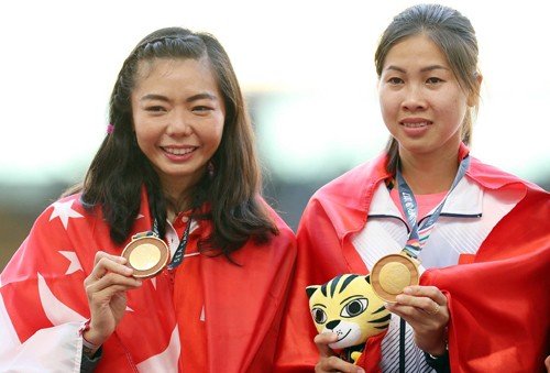 Việt Anh và Suat Li Michelle chia sẻ HC vàng. Ảnh: Đức Đồng 
