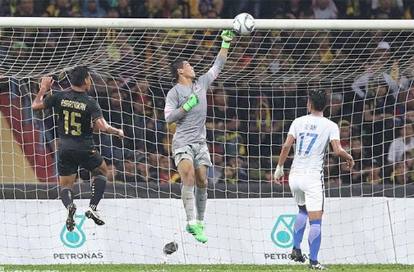 Sai lầm của thủ môn Malaysia đã biếu cho người Thái bàn thắng duy nhất của trận chung kết. Ảnh: Vnexpress