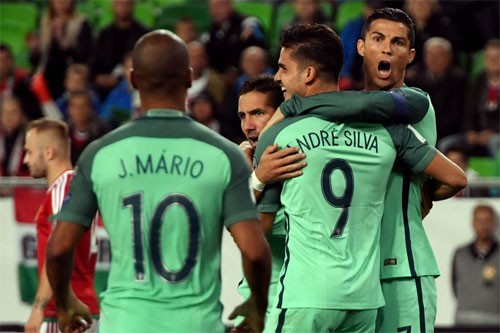 Ronaldo và Silva chia vui sau bàn thắng duy nhất. Ảnh: Reuters 
