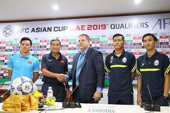 Keo Sokpheng (ngoài cùng bên phải) đã tỏ ra tự tin khi nói về trận đấu với tuyển Việt Nam