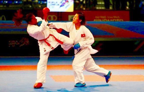 Nguyễn Thị Ngoan (giáp xanh) tạo cột mốc lịch sử cho karatedo Việt Nam. 