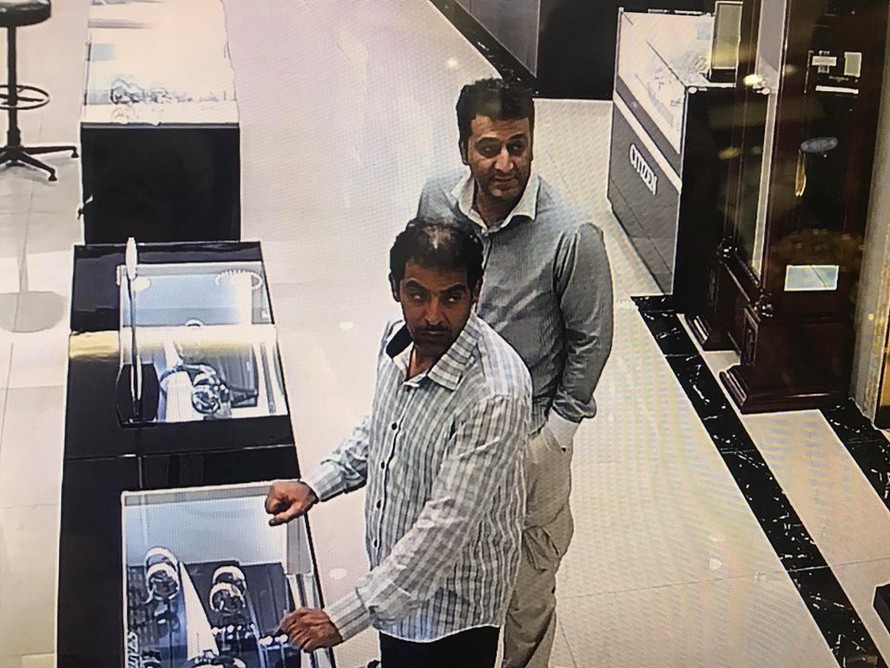 Hai nghi phạm tại cửa hàng đồng hồ. Ảnh trích từ camera cửa hàng 