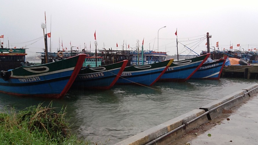 Ngư dân ven biển TT-Huế chủ động di dời ghe thuyền đến nơi cao an toàn.