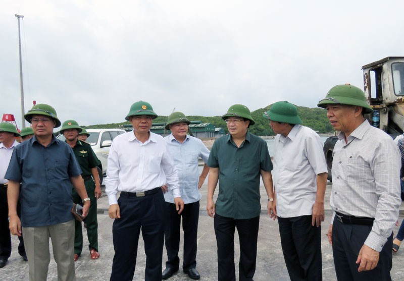 Phó Thủ tướng Chính phủ Trịnh Đình Dũng kiểm tra công tác phòng chống bão ở cảng Hòn La (Quảng Bình)