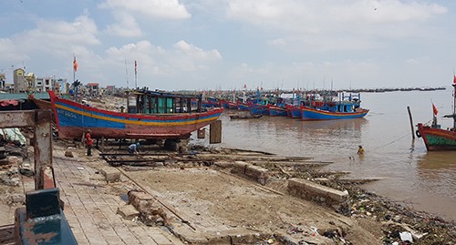 Bão Doksuri đã tan, hầu hết tàu cá của ngư dân xã Ngư Lộc đã vào bờ an toàn nhưng con tàu của anh Tuy không có tin tức.