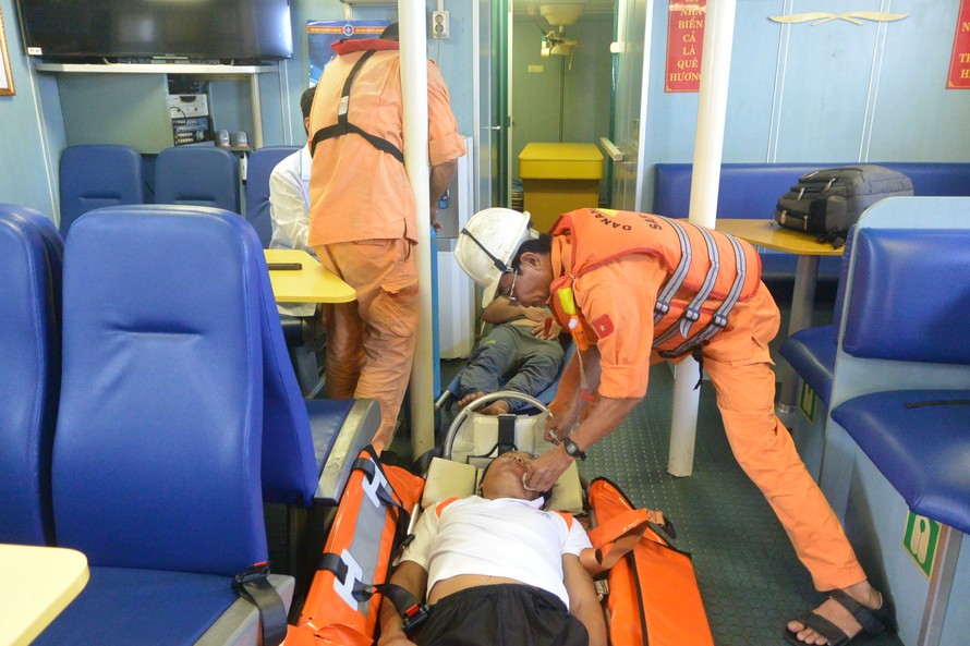 Các thuyền viên bị ngạt khí ga đã được đưa vào bờ an toàn để tiếp tục điều trị trong bệnh viện. Ảnh: Trung tâm phối hợp tìm kiếm cứu nạn hàng hải cung cấp. 