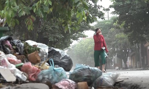 Kinh hãi với núi rác dài hàng trăm mét ở Hà Nội