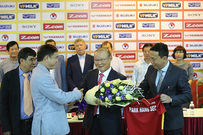 Tân HLV tuyển Việt Nam tiết lộ là 'cánh tay phải' của Hiddink 