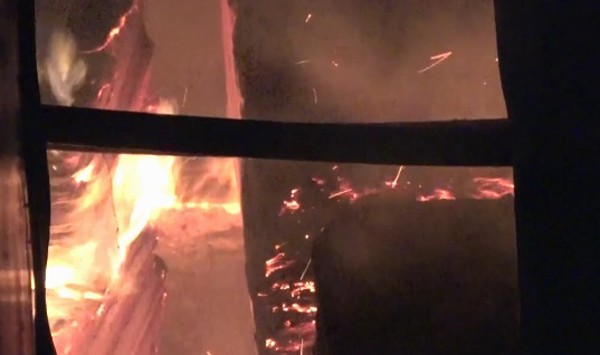 Xưởng gỗ ở Đồng Nai cháy ngùn ngụt trong đêm
