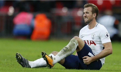 Kane ôm đùi ở cuối trận đấu với Liverpool. Ảnh: Reuters. 