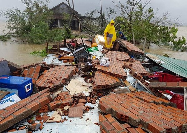 Hàng loạt nhà dân ở Ninh Hòa bị sập. 