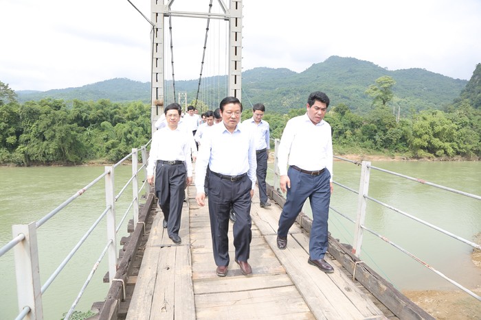 Bí thư Trung ương Đảng, Trưởng ban Nội chính Trung ương Phan Đình Trạc thăm cây cầu nghĩa tình tại bến Chôm Lôm. 